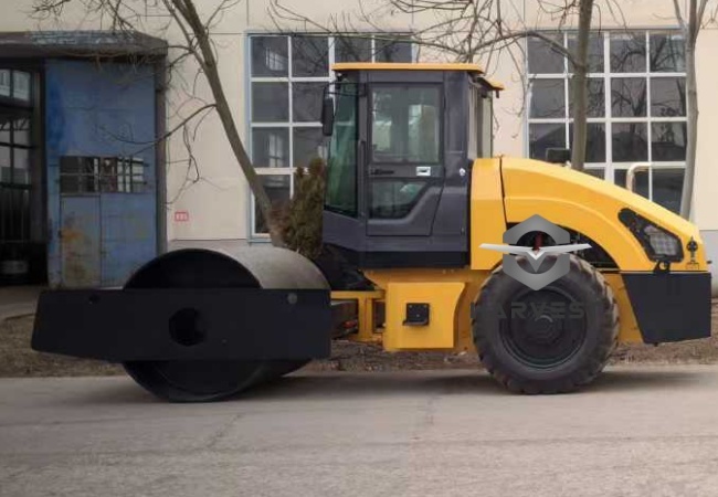 8-тонный однобарабанный вибрационный дорожный каток LTS208H с двигателем Cummins 75 кВт на продажу