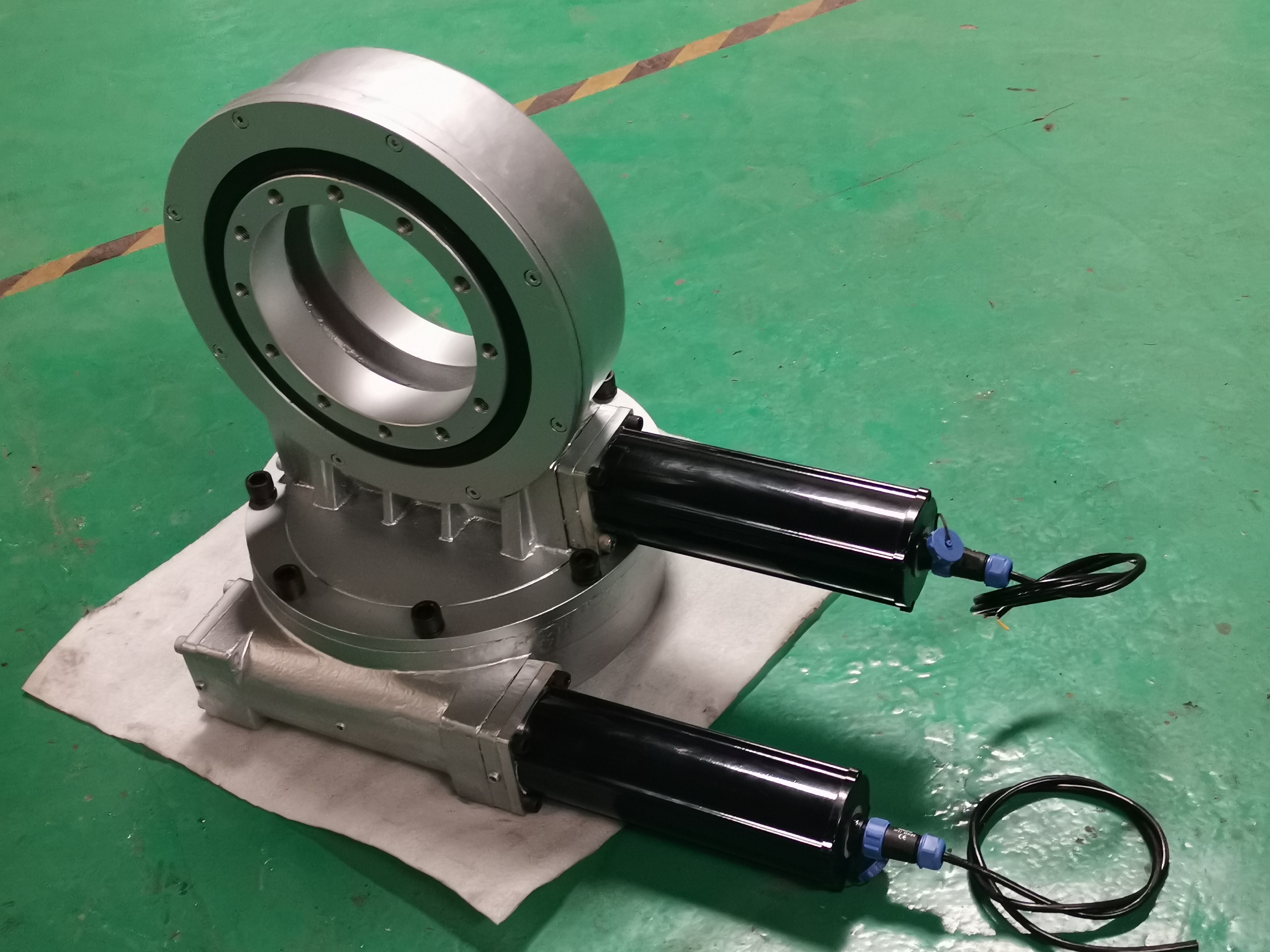 Waterproof Dual Axis Slew Drive 11000nm Slewing Drive For Solar Tracker