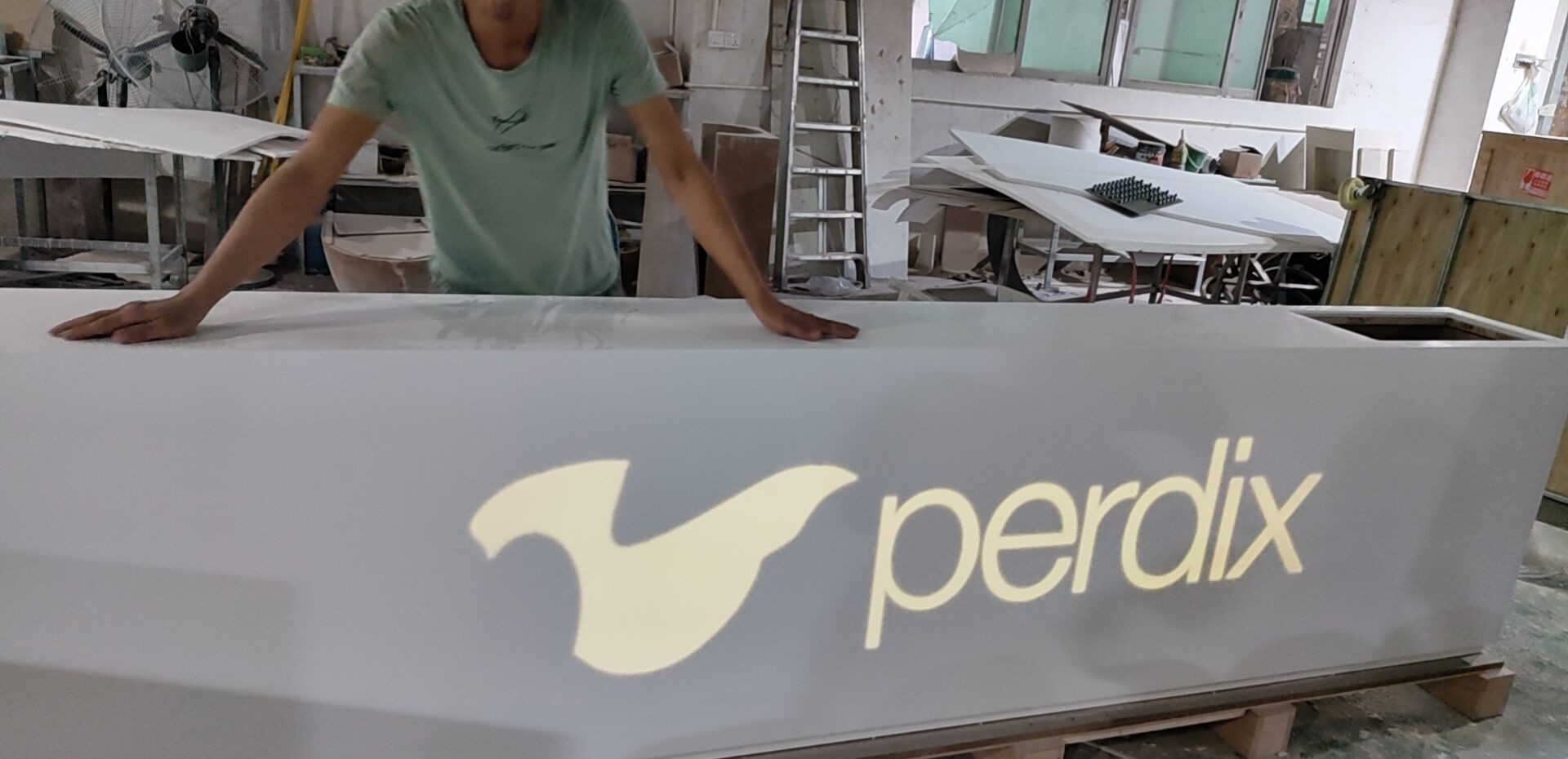 Приемная аэропорта Corian камня счетчика фронта современная белая большая искусственная