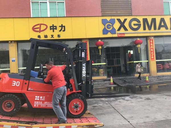 Paper Industrial Diesel Forklift Truck , Powered Pallet Truck High Performance