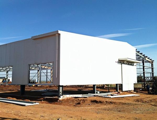 Fabricación de estructuras prefabricadas de acero para edificios comerciales