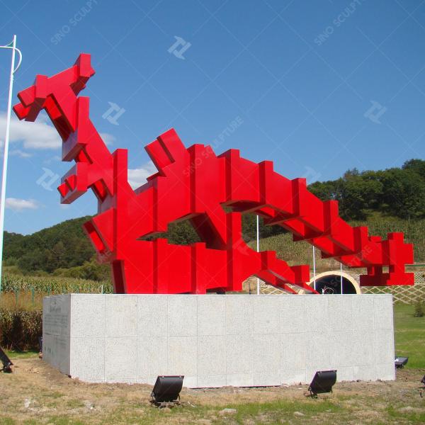 Escultura de aço pintada em spray vermelho contemporâneo ao ar livre por estrada