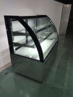 Armário de exposição refrigerado do restaurante com as prateleiras de vidro ajustáveis