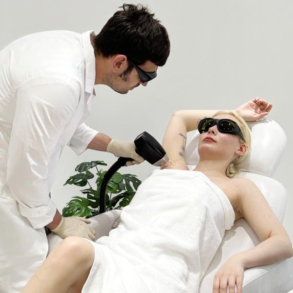 Эффективное удаление волос с помощью 755 808 940 1064nm диодного лазера 1600-2400W высокой мощности