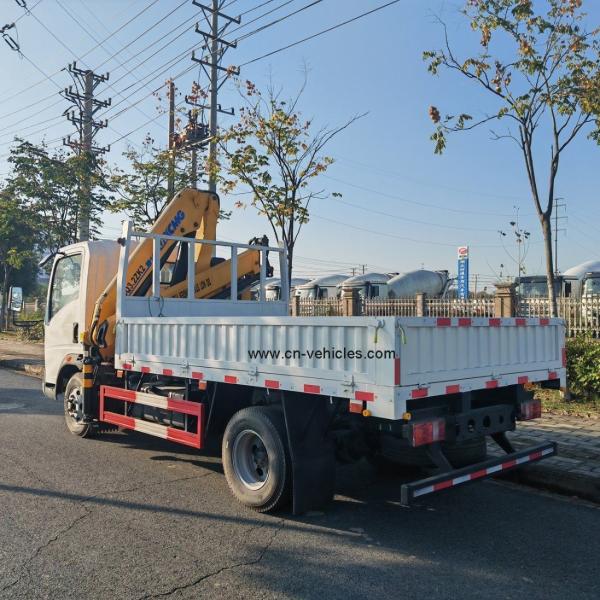 Sinotruck HOWO Middle Size Truck Mounted Telescopic Crane 6 Wheels 4X2 4 Section