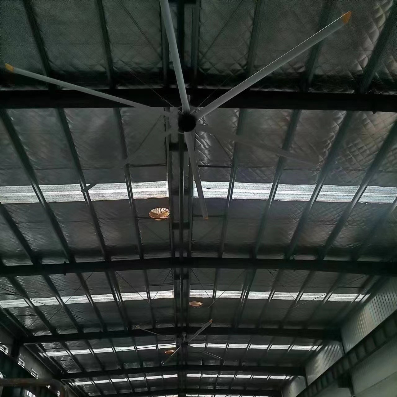 DX-7.3G 24FT Промышленный потолочный вентилятор HVLS 1,5 КВт Потребление энергии и более высокая производительность для больших помещений