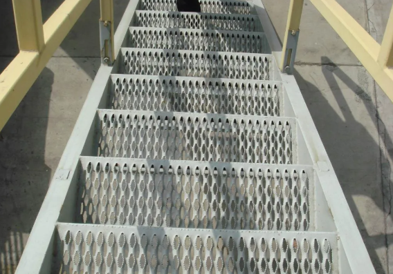 Anti-Skid Perforated Metal Platform Grip Strut Industrial Flooring Aluminum Stainless Steel Safety Walkway Grating
