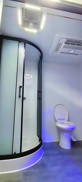 Luxury Customizable Single Suite Mobile Toilet ShowerTrailer/Porta Potty for Rent for Weddings Festivals, Outdoors, Traveling
