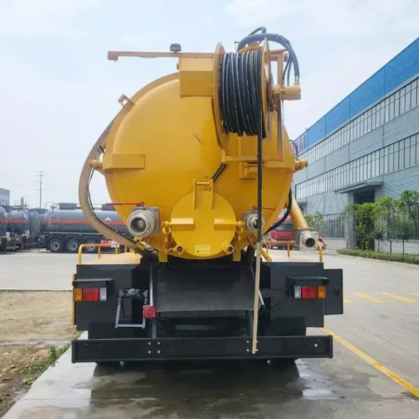 Isuzu Giga 4X2-Driven Vacuum Suction Truck Has Strong Suction.
