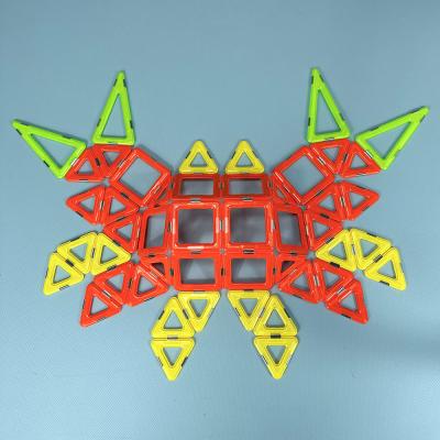 Assemblage de tuiles magnétiques aux formes polyvalentes pour les animaux et les plantes