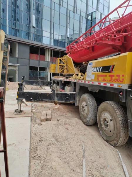 Crane mobile orange et rouge de 55 tonnes hydraulique montée sur un camion