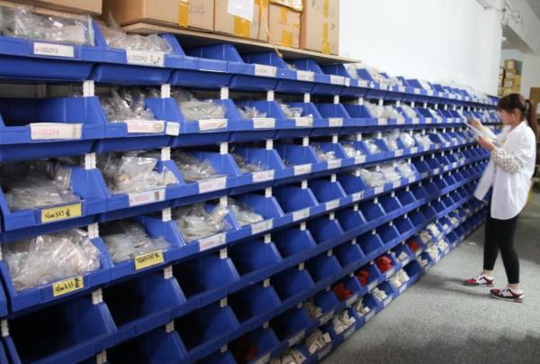 Contenedores de almacenamiento de plástico para grandes almacenes industriales apilables para tornillos de sujeción