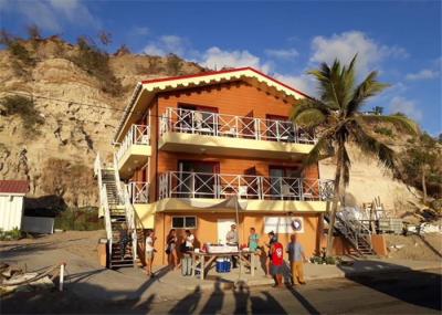 Casa moderna da armação de aço de dois assoalhos com revestimento e pintura exteriores da parede