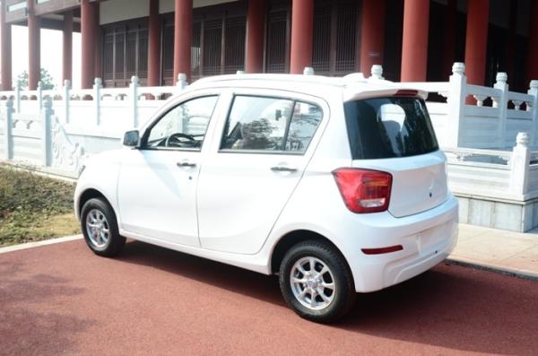 Popular Fully Electric Cars With 4 Leather Seats White Color F/R Brake Style