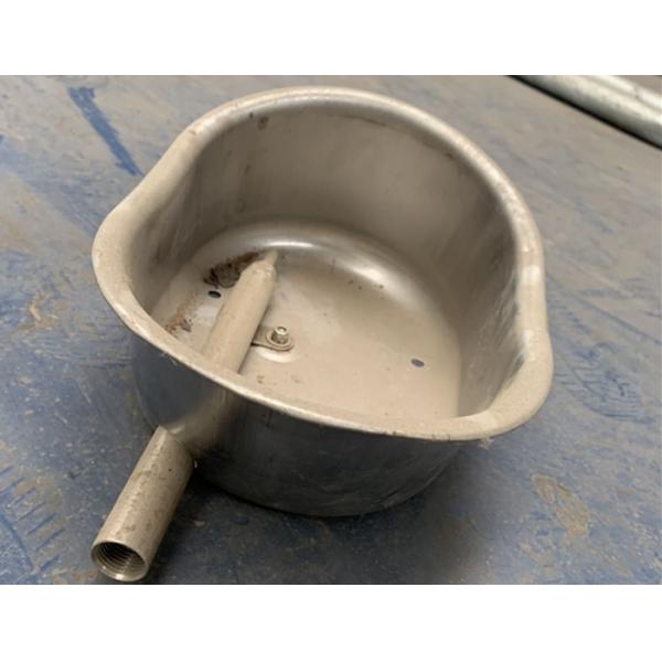 Metal Hog Raising Equipment Pig Water Bowl With Nipple Drinker 26.9*15.8*12.7 Cm