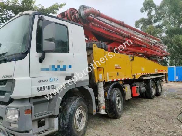 Pompes à béton à béton montées sur camion de 56 m pour le béton et les matériaux semi-séchés rouges