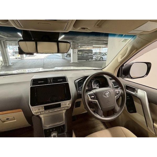 Toyota Land Cruiser Prado TX L Package OP Genuino de 19 pulgadas / Navegación genuina de 9 pulgadas Digital terrestre / Cámara de visión trasera / Asientos de cuero / Cámara de seguimiento / Mitigación de colisión / Ventilación de asientos