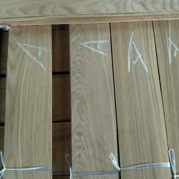 Smooth White Oak Veneer Sheets , 0.45mm Crown Cut Veneer Natural For Decoration