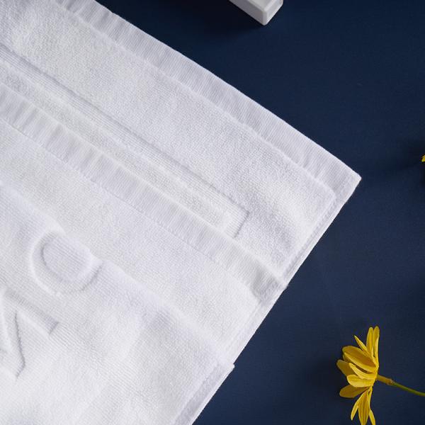 Jacquard Logo Hotel Collection Bath Mats , 100% Cotton Hotel Bathroom Floor Mats 32s Yarn Count