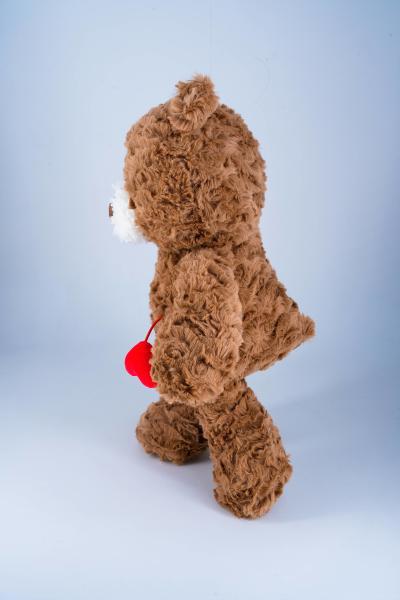 C'est un jouet doux et doux, un ours en peluche, rempli de jouets au cœur rouge, des jouets pour ours.