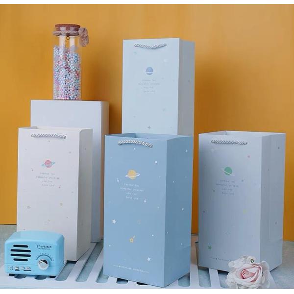 Caritas bolsas de regalo de papel de altura con mango de cuerda Planeta diseño de impresión para regalos de bebé y fiestas