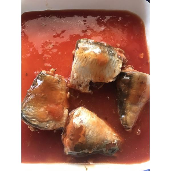 Плотно упакованные самые здоровые законсервированные рыбы, залуживанные сардины