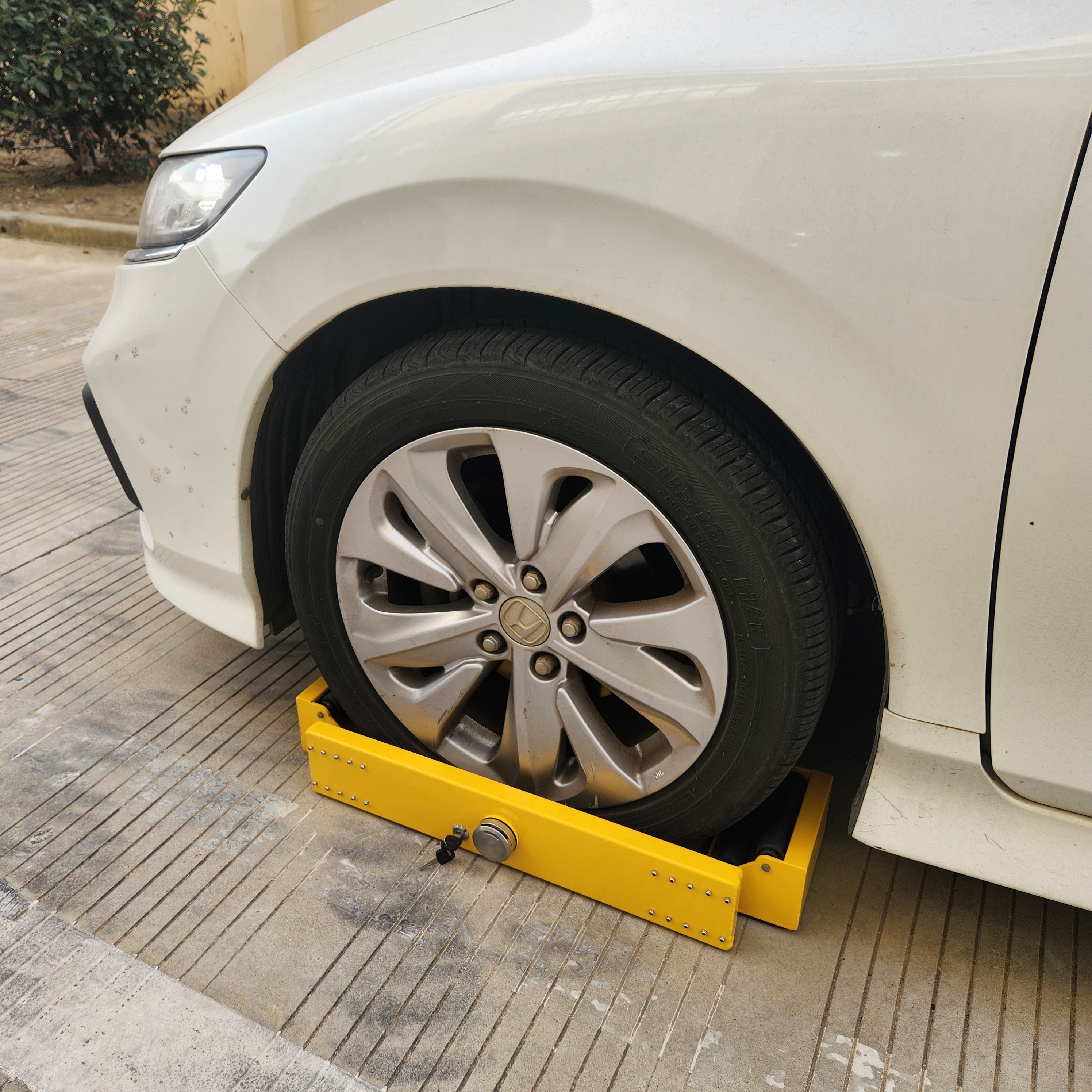 Yellow Cylinder Small Volume Vehicle Security Lock For Inclined Road