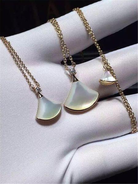 Luxury jewel, medium, small. Necklace 18k gold white gold yellow gold rose gold Mosaic pearl female and diamond necklace
