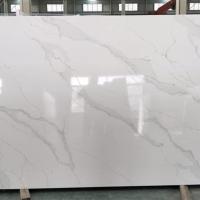 Calcacatta Couleur de comptoir artificiel Carreaux de pierre de quartz 3200x1600mm Pour la cuisine