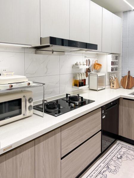 Modern High Gloss Kitchen Cabinets Featuring Elegant Stainless Steel Hardware