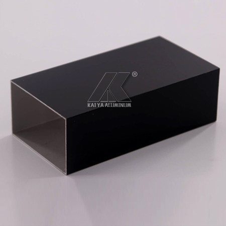 Le noir a expulsé les profils en aluminium, revêtement carré en aluminium de