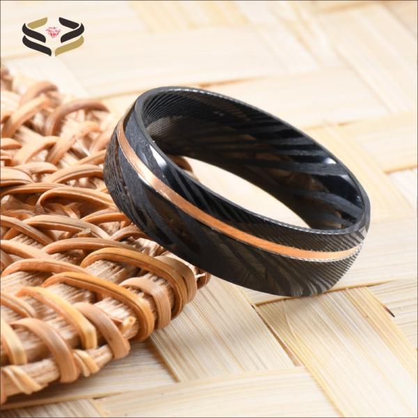 Anillos de boda de acero de Damasco negro martillado personalizados de 8 mm chapados en oro rosa para hombre