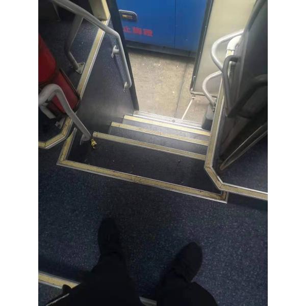 40 используемых местами автобусов Ютонг крыша режима привода Лхд 2011 года дизельная заключенная