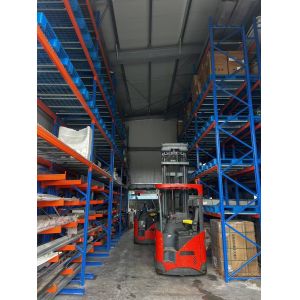 Prefabricated Steel Warehouse with Stainless Steel Gutter System Environmentally Friendly Materials and Steel Sheet Sandwich Panel Construction
