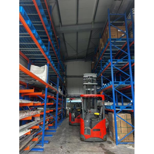 Prefabricated Steel Warehouse with Stainless Steel Gutter System Environmentally Friendly Materials and Steel Sheet Sandwich Panel Construction