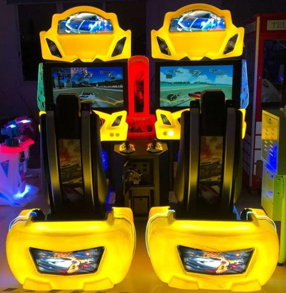 32 Inch Luxury Outrun Car Racing Game Machine Coin Op Easy Maintenance