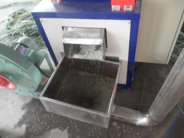 PP/PEによってはリサイクルされるプラスチック微粒押出機表面切断の餌のプラスチック機械で造りましたり、死にます