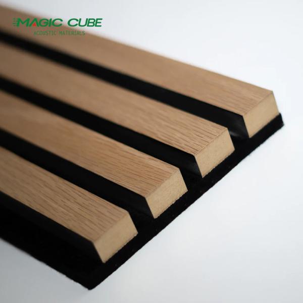 Painéis de madeira absorventes de som para decoração de paredes e tetos interiores em salas de estar