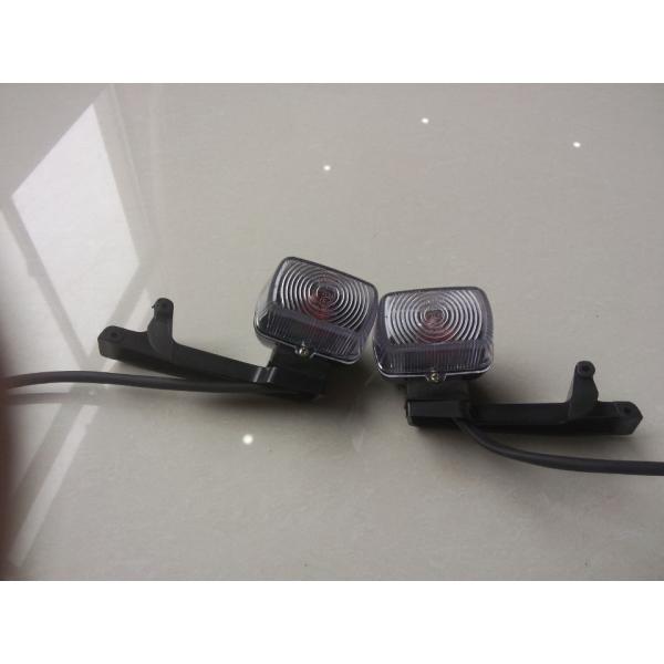 Белый мотоцикл агрегата поворачивая света, BROSS с мотоцикла дороги освещает