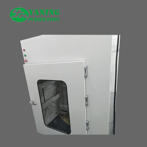 Pulverize a passagem de revestimento do quarto desinfetado através da janela