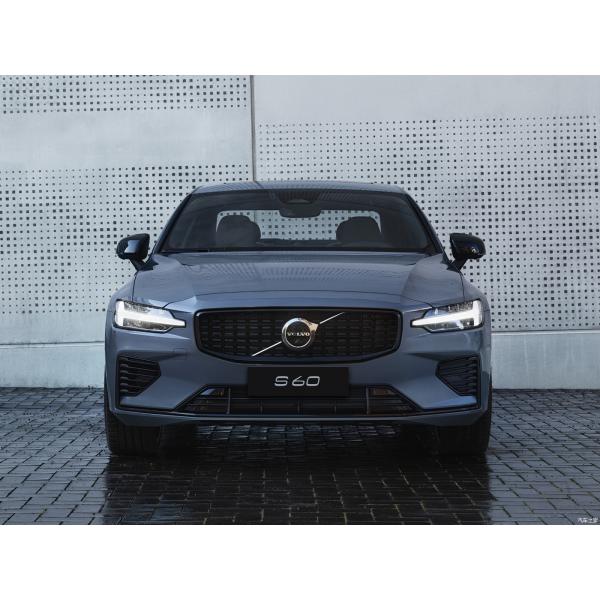 Experimente lo mejor de ambos mundos con el Volvo S60 de alta velocidad de largo alcance y híbrido enchufable 2023
