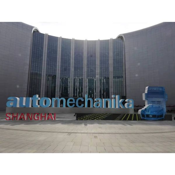 Machine de soudage à plat chaud à servo horizontal avec une capacité nominale de 6000 W, une tension de 380 V et un courant de 15 A pour le soudage en plastique