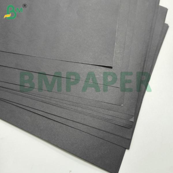 Papel de embalaje Kraft de color negro de 75 gramos Superficie lisa y mate