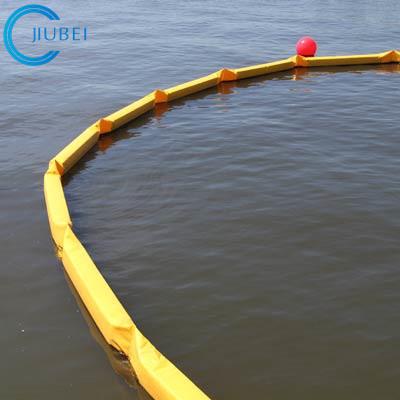 A espuma do crescimento de Marine Net Log Floating Pollution do rio encheu-se