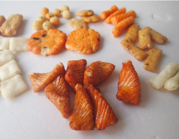 Os biscoitos japoneses doces do arroz do OEM de China misturam petiscos do biscoito do arroz