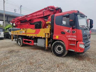 Un camion de pompe à béton en parfait état.