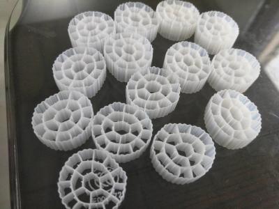Meios do filtro da cama movente do plástico K1 bio para o tratamento da água da exploração agrícola do camarão dos peixes da lagoa de Koi
