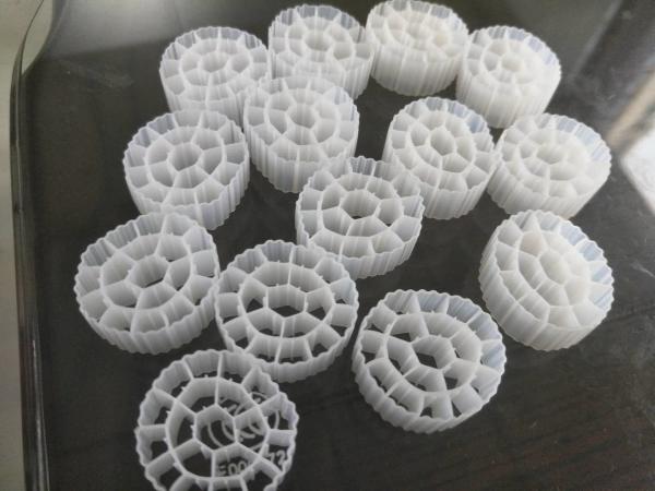 Meios do filtro da cama movente do plástico K1 bio para o tratamento da água da exploração agrícola do camarão dos peixes da lagoa de Koi
