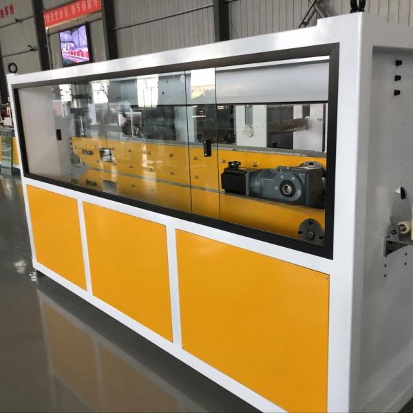 Machine de moulage par extrusion de tubes en PEHD avec structure à vis profonde