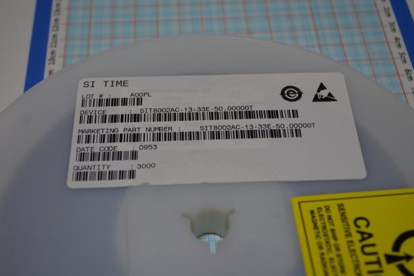 SIT8002AC-13-33E-50.00000T Oscillateur MEMS à 50 MHz ±50 ppm Stabilité 1,8-3,3 V Apport 2,5 mA Faible puissance LVPECL Sortie -40°C à +85°C AEC-Q100 Qualifié